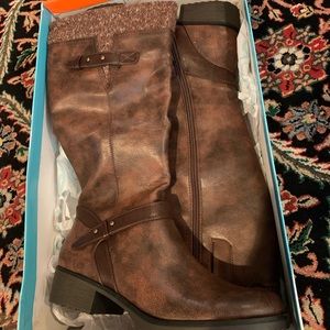 Brown never been warn boot women size 11 Bare Trap